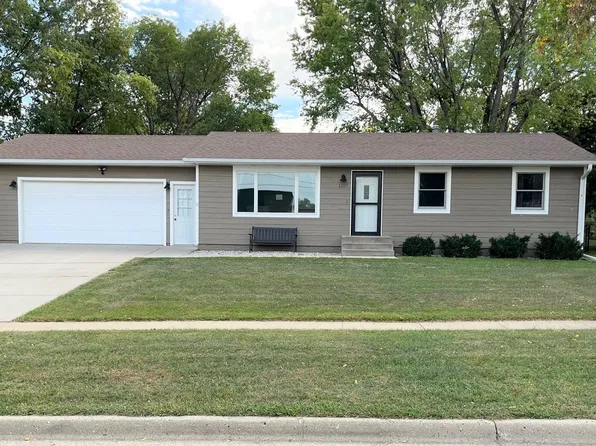 1207 W 11th St, Yankton, SD 57078