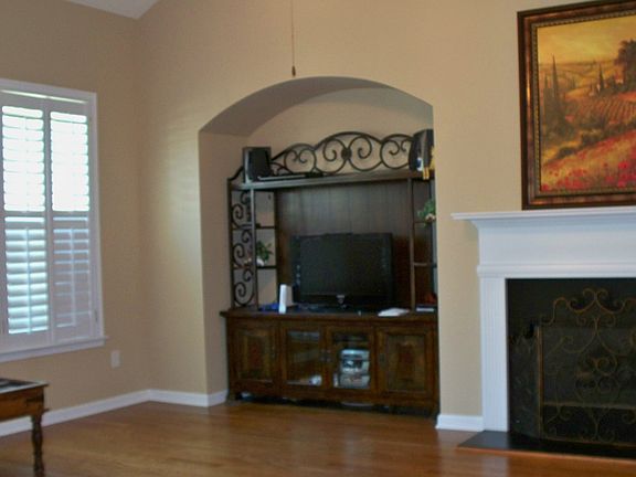 Niche in Family Room & FP