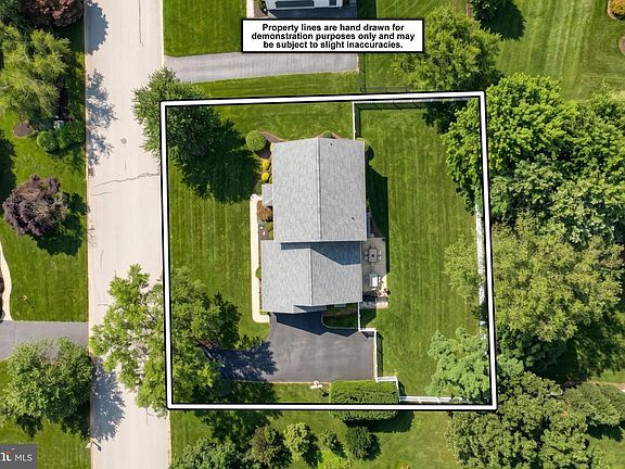 5th image of 2851 Primrose Ln N