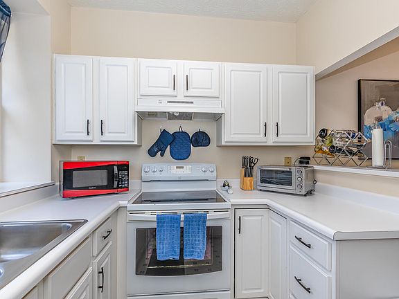 3rd image of 918 Oakmont Ct