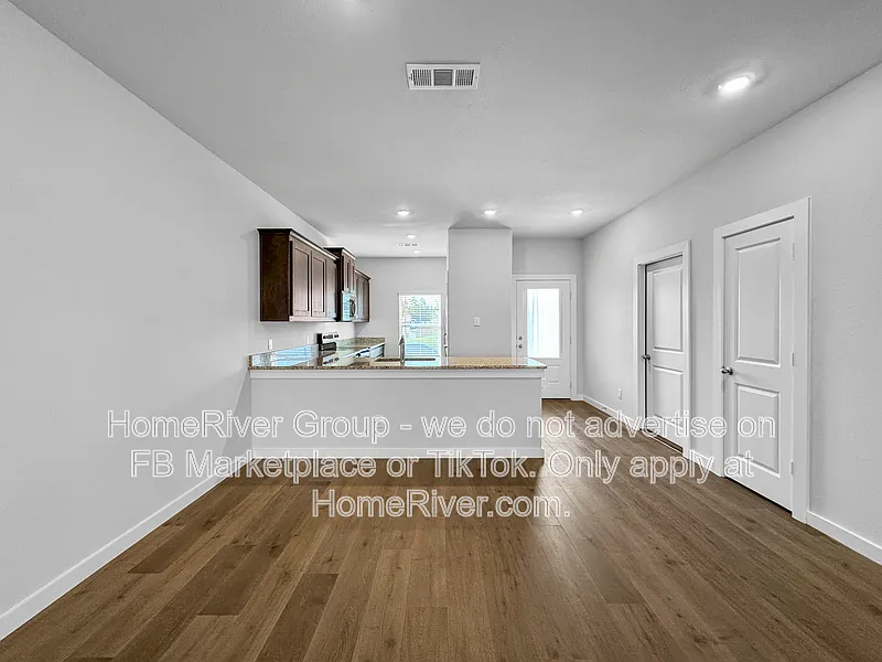 5 bed, 2.5 bath, 2505 sqft, $2,650 — Photo 4