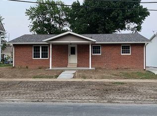 215 S Plum St, Carlinville, IL 62626