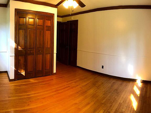 3rd image of 533 Maynard Ave NW