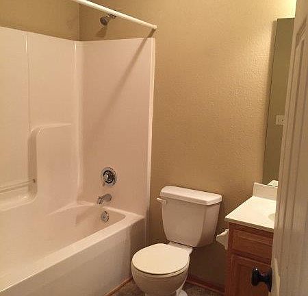 5th image of 922 NE Deer Creek Dr