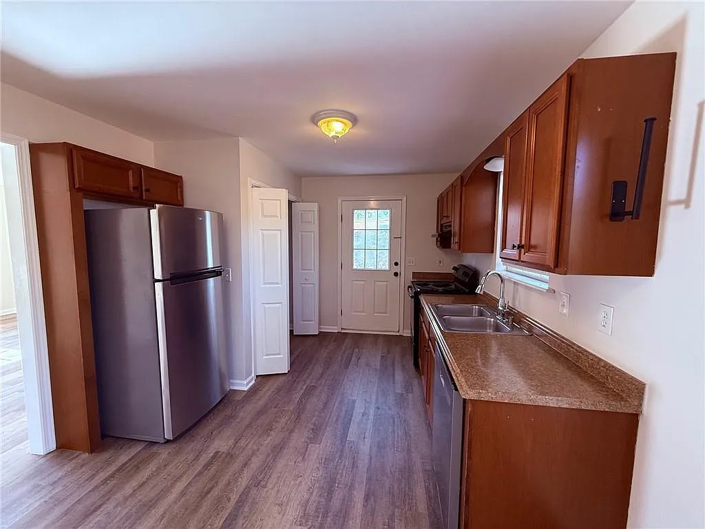 4 bed, 2.0 bath, 1606 sqft, $1,995 — Photo 4