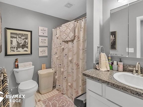 4th image of 5086 Fairchild St