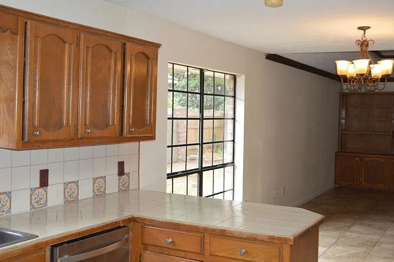 3 bed, 2.5 bath, 2500 sqft, $2,100 — Photo 3