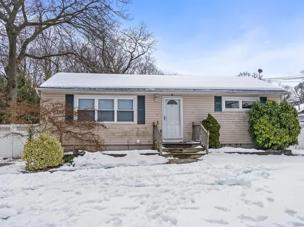 4 Packard Street, Lake Grove, NY 11755