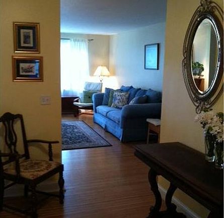 Foyer w/2 closets!