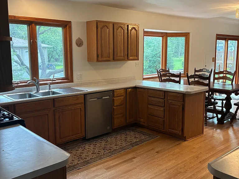 7915 Howard Ave — Photo 6