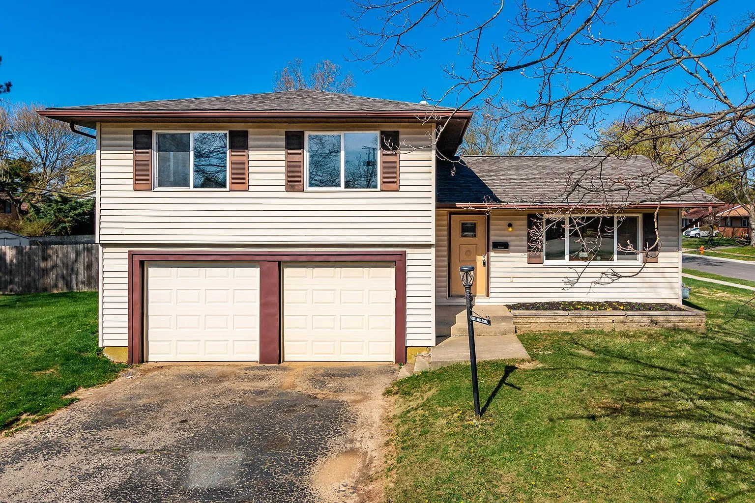 6255 Ambleside Dr photo 1