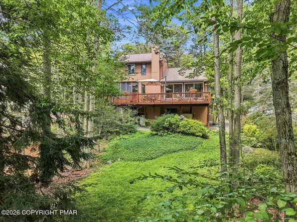 6262 Lakeview Dr, Pocono Pines, PA 18350