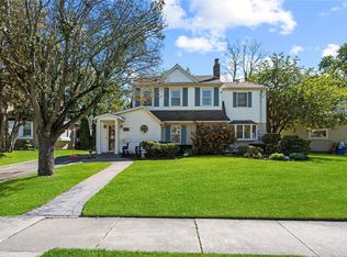 164 Nassau Ave, Manhasset, NY 11030
