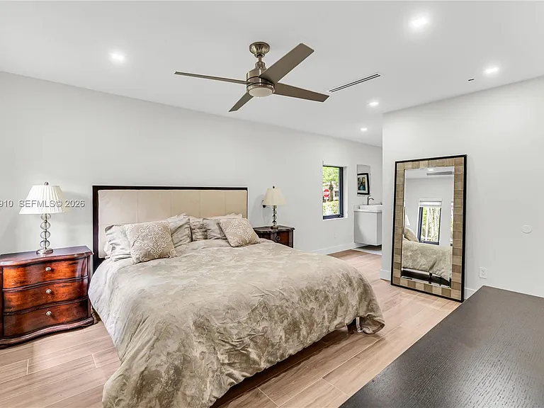 1015 Pizarro St — Photo 17