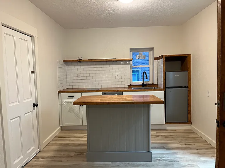 2102 Pleasant St #1 — Photo 3