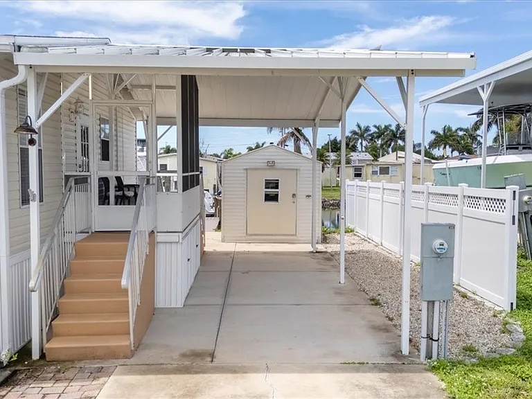 701 Coral Dr — Photo 2