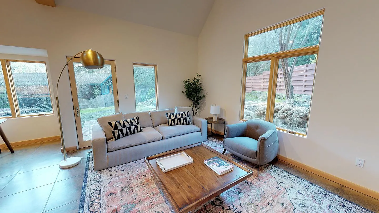 Private Bedroom in Luxurious Oakland Hills Home with Large Yard — Photo 1