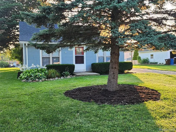 29272 Adams Dr, Gibraltar, MI 48173