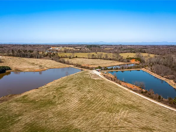 461 Williams Farm Rd, Westminster, SC 29693