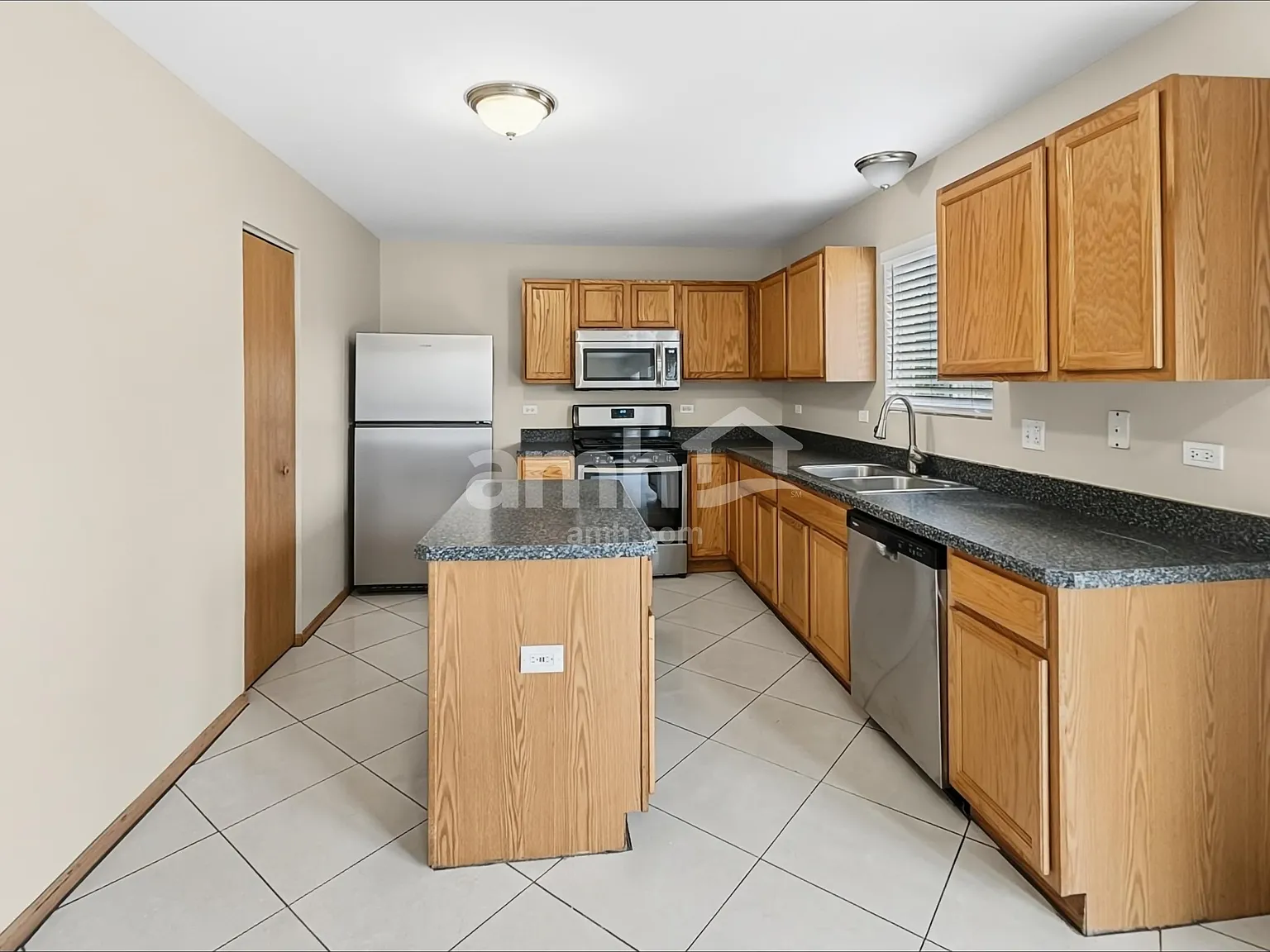 3 bed, 2.0 bath, 2460 sqft, $3,345 — Photo 3
