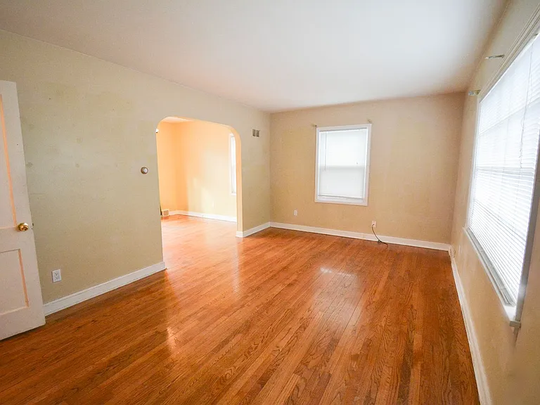 1418 3 1/2 St SE — Photo 2