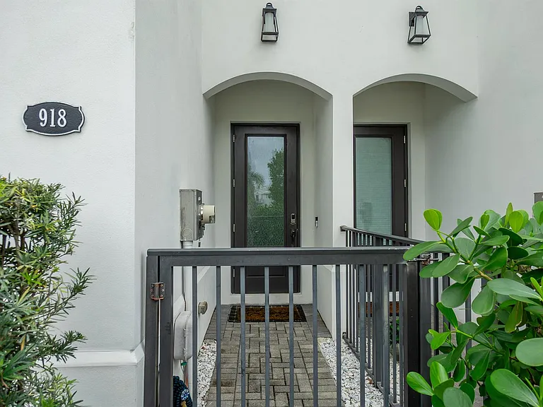 918 Saint George Blvd — Photo 2