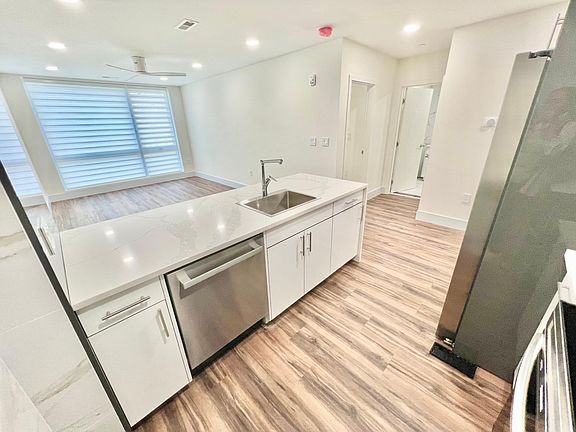 2nd image of 4900 Spruce St #315