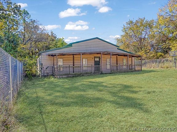 4th image of 136 Pine St