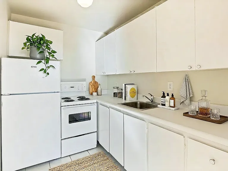 322 Eglinton Ave E — Photo 10