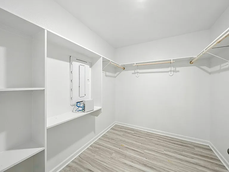 Cullen, Very Spacious Walk In Closet
