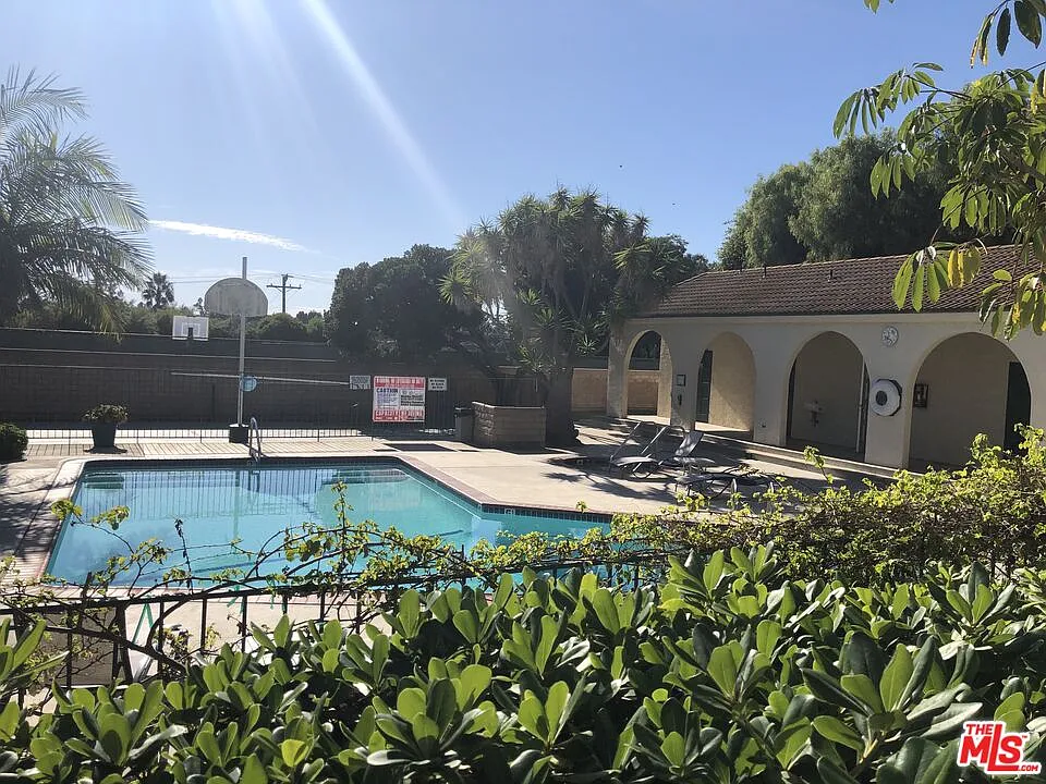2 bed, 2.0 bath, 1056 sqft, $4,390 — Photo 2