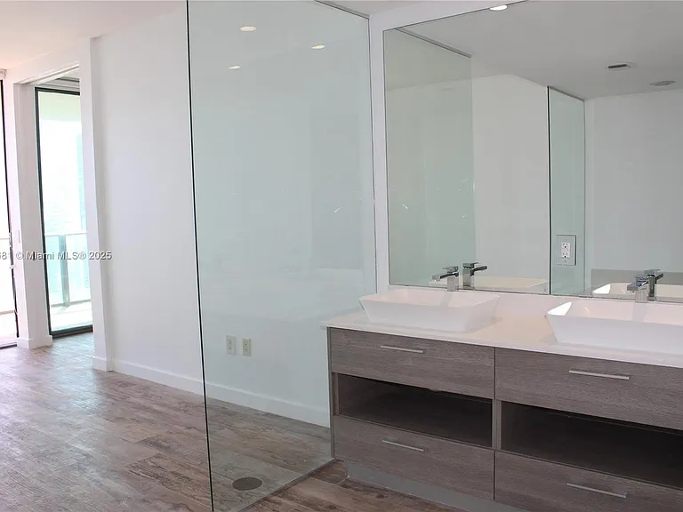 650 NE 32nd St #3703 — Photo 8