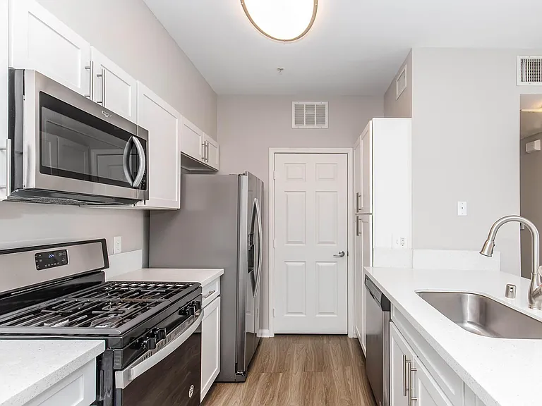 Vista Imperio Apartments — Photo 21