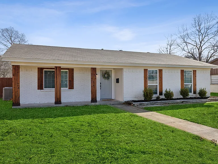 726 Snowden Dr — Photo 2