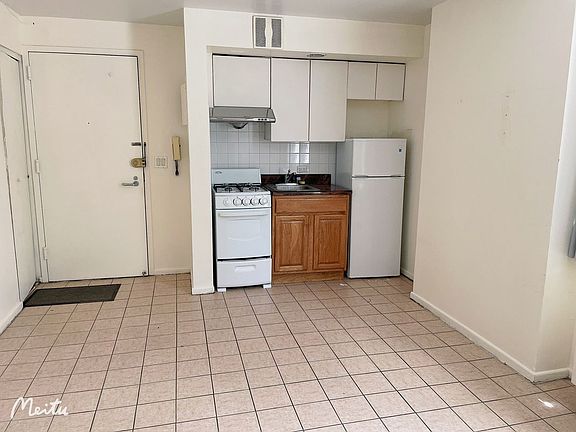 4th image of 60 Henry St APT 1B