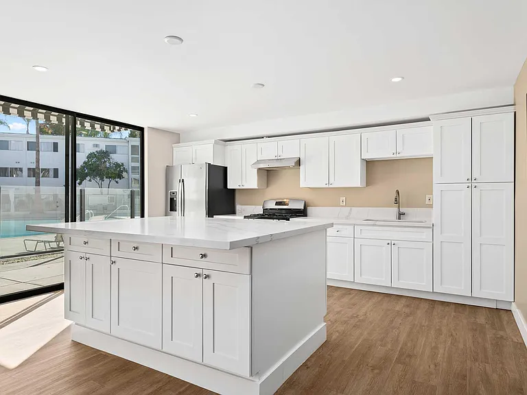 Summerview Beach Resort Luxury Apartments — Photo 26