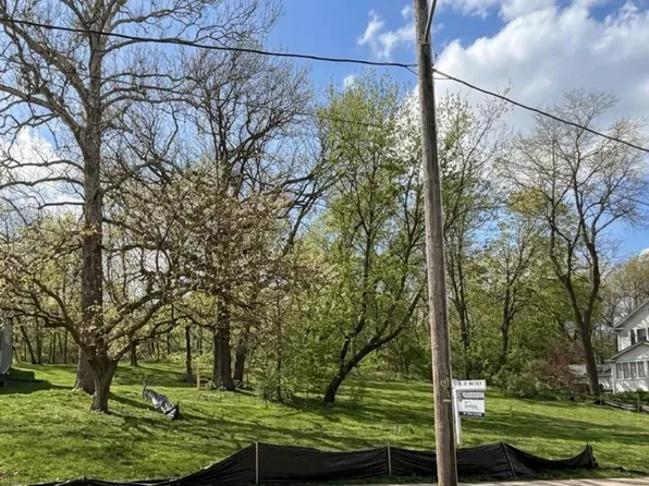 2 Geneva Rd, Saint Charles, IL 60174