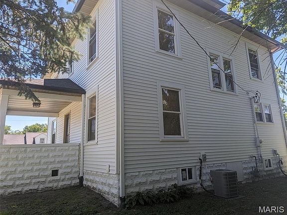 3rd image of 220 E Main St