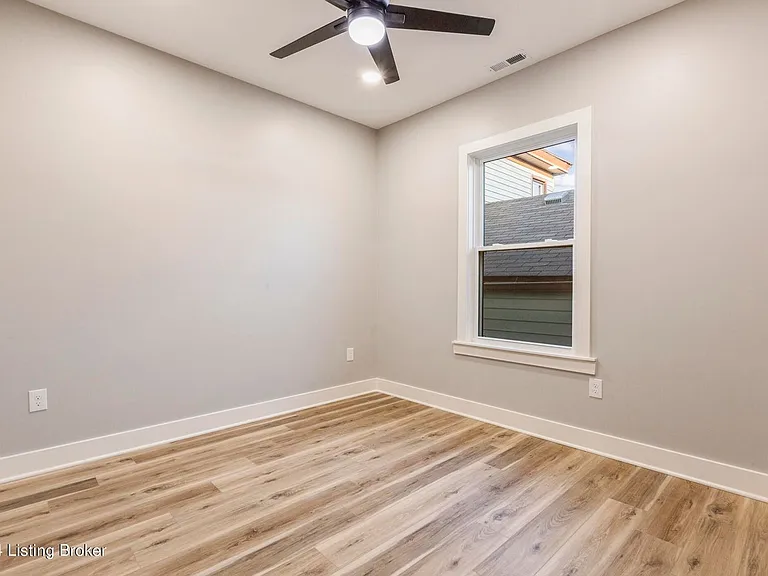 923 E Oak St — Photo 47