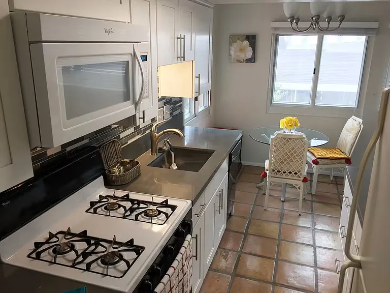 2055 Albatross St — Photo 8