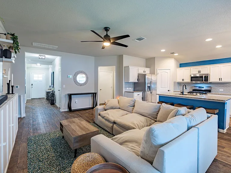 13721 Cantarra Dr — Photo 4