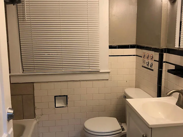Full bathroom on 2nd floor