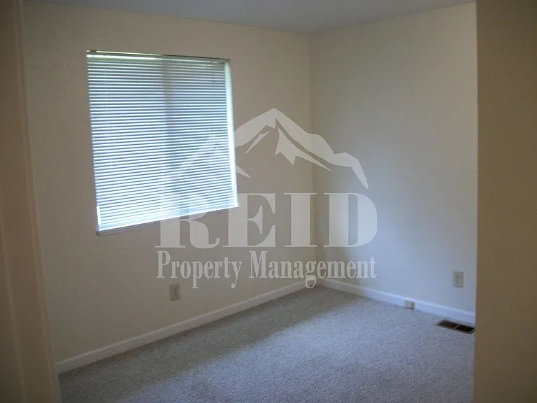 83 NW Nichols Ave — Photo 9