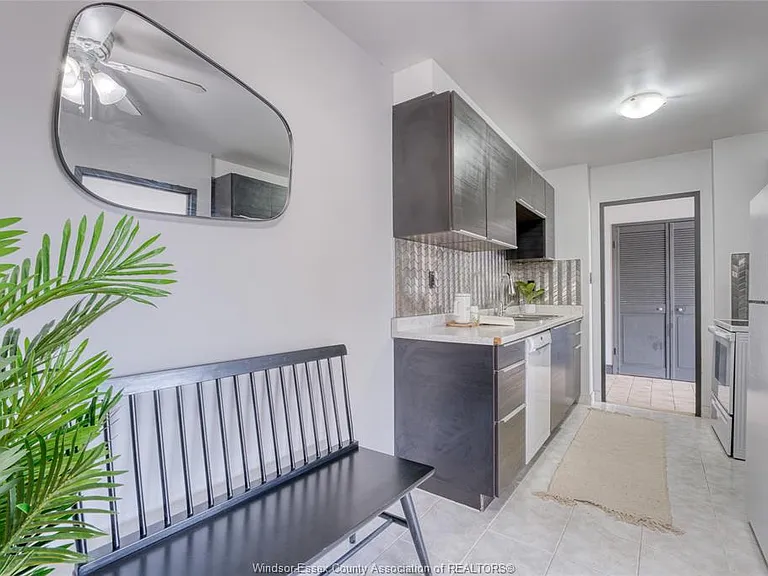 2144 Pelissier St #402 — Photo 12