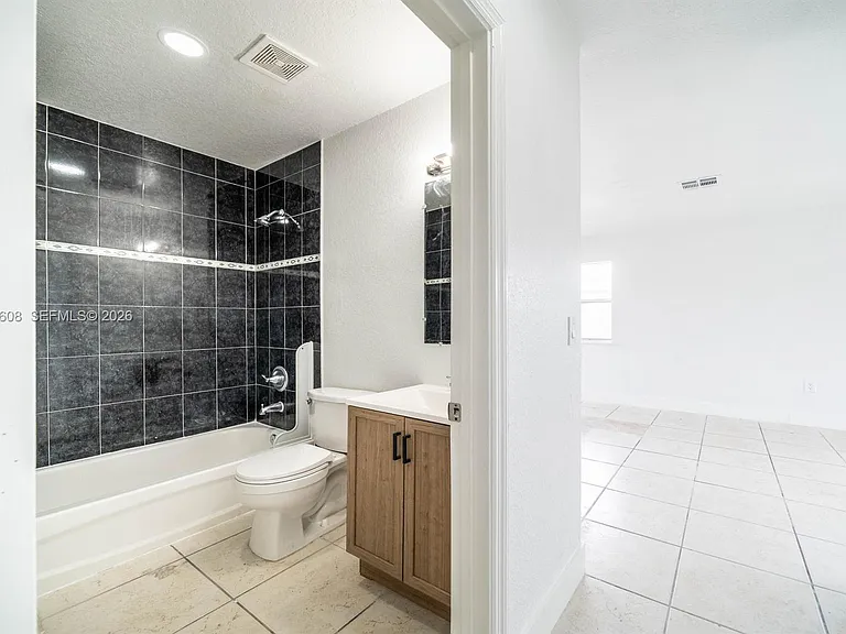 705 NW 13th Ter — Photo 18