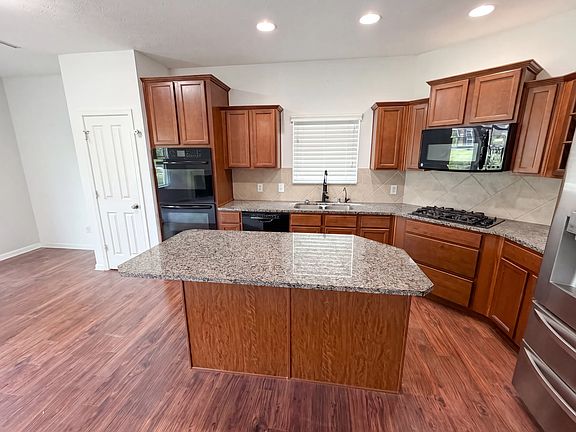 5th image of 15084 Windsor Ln