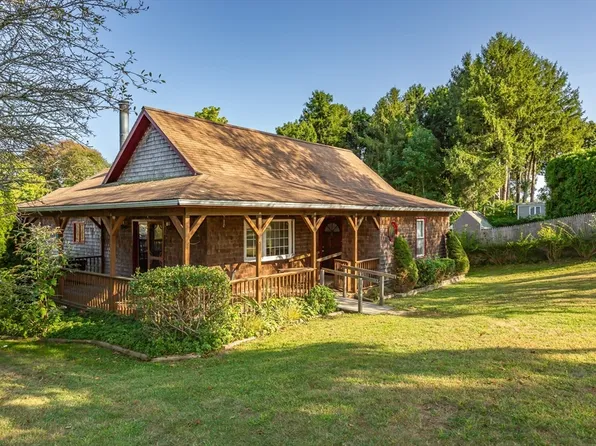 26 Norfolk Ave, Dartmouth, MA 02747