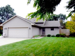 101 Woodridge Dr, Cannon Falls, MN 55009