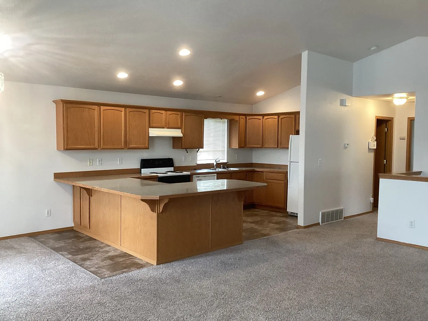 Four bed two bath single family house — Photo 3