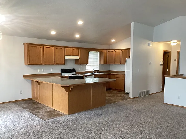 1102 S Aspen Pl — Photo 3